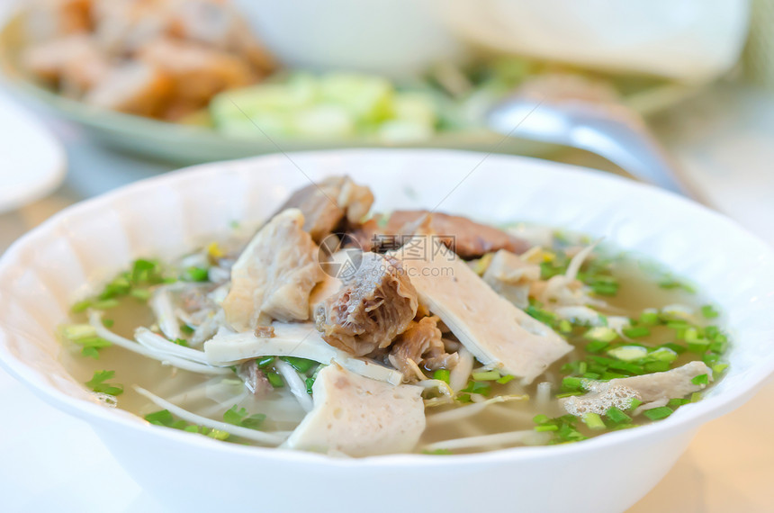 PhoBo越南新鲜米面汤配有牛肉草药和蔬菜图片