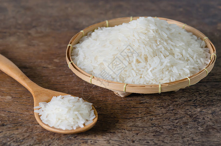 白稻谷木桌上配勺的白稻谷图片