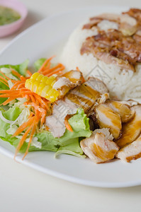 鲜色拉猪里脊片配米饭猪肉饭图片