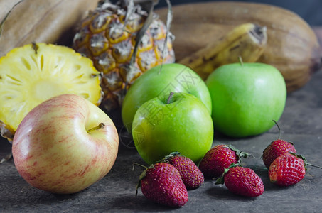 果子苹和草莓菠萝香蕉混合高清图片