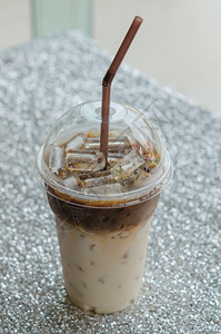 冰咖啡加稻草在塑料杯中的稻草取走图片