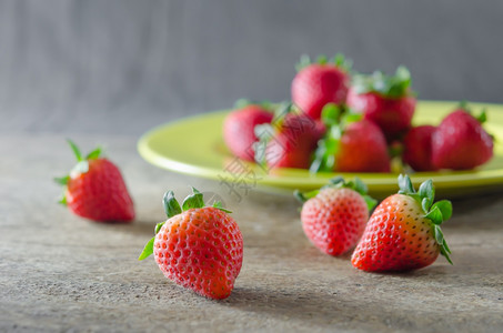 红草莓新鲜的生命新鲜红草莓图片