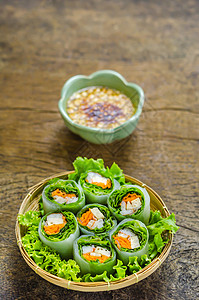 新春礼篮竹篮上的新春罗越南食物背景