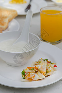 麻辣鸡蛋沙拉加大米汤健康早餐图片