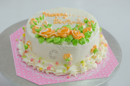 生日蛋糕橙花和绿叶图片