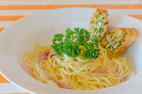 Spaghetticarbonara意大利面加培根和蒜包图片