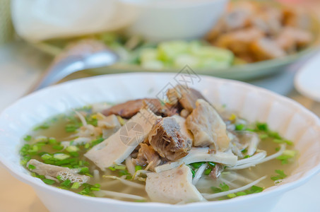PhoBo越南新鲜米面汤配有牛肉草药和蔬菜图片