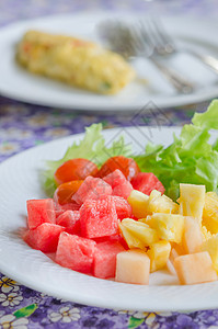 煎蛋和水果沙拉早餐加水果沙拉图片