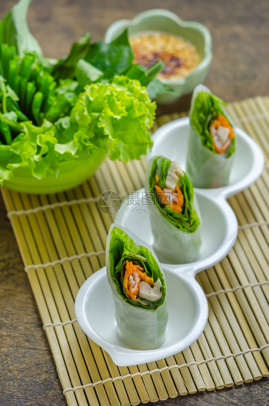 白碗上的新春卷越南食品图片