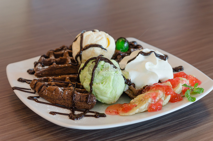 冰淇淋巧克力华夫饼酱和奶油图片