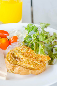 新鲜早餐法式烤面包火腿奶酪和菜盘上的沙拉图片