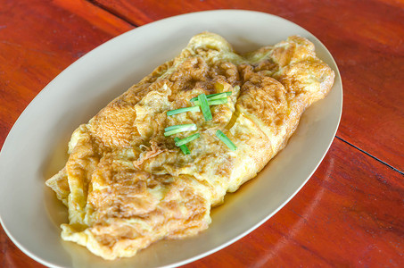 泰国煎蛋或炒盘子上含春洋葱的炒蛋高清图片