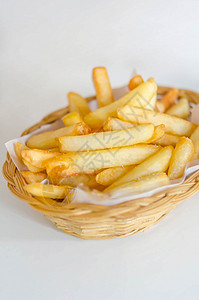 法兰西薯条竹篮里的传统薯条图片