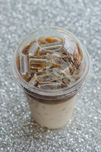 冰咖啡放在塑料杯里的冰咖啡用来取走图片