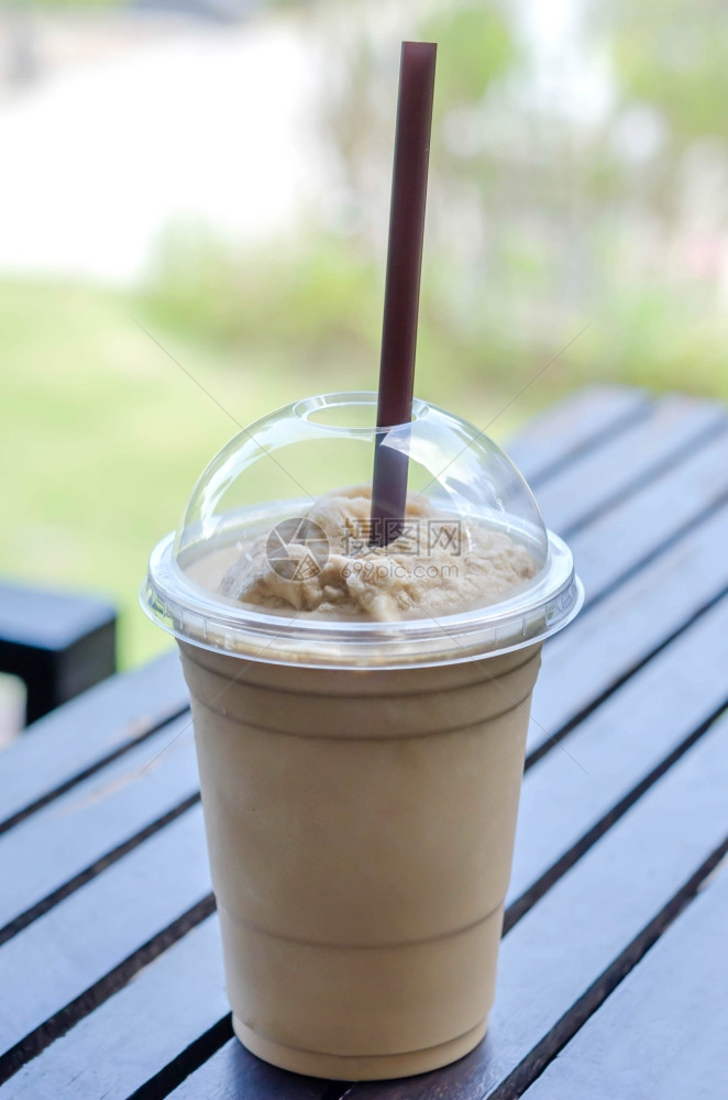 塑胶杯中的牛奶咖啡冰淇淋牛奶咖啡冰淇淋图片