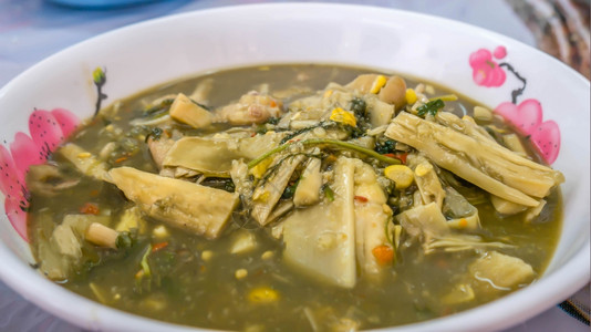 泰国香辣汤配有竹子和草药图片