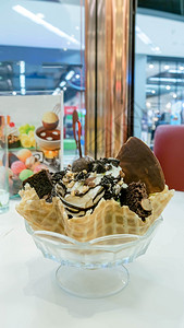 美味的冰淇淋和面包碗的冰淇淋图片