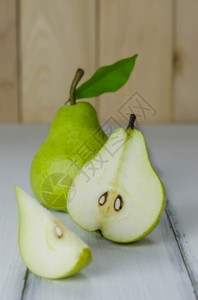 1个半绿色梨子1个半绿色梨子白底的1个半绿色梨子图片