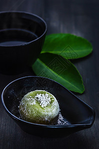 日本菜上的绿色大福摩奇甜点配上热茶静物背景图片
