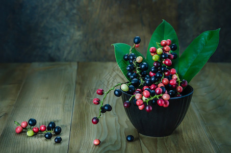 泰国蓝莓黑碗木质背景死生图片