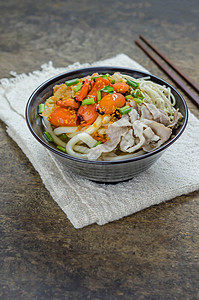 韩国热辣面条韩国热面条配香菜和海鲜图片