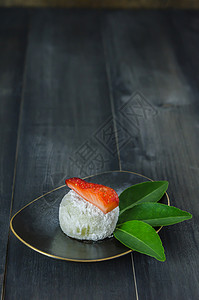 草莓大福摩奇日本甜点木背景草莓大福日本甜点背景图片