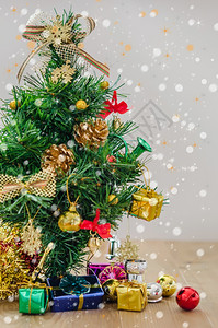 带有雪的圣诞节装饰品带有和木板上礼盒的圣诞节背景图片