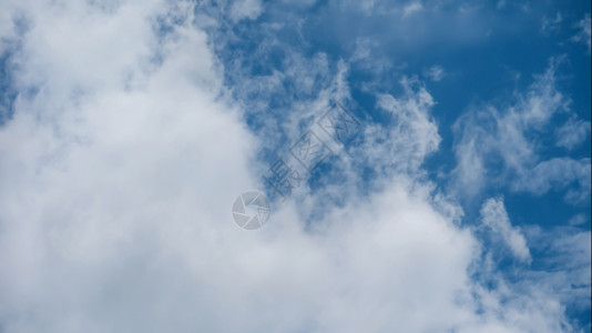 蓝色天空背景的白毛云图片