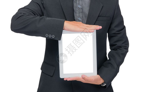 持有平板的商人穿着黑色西装在白背景上持有平板的商人图片