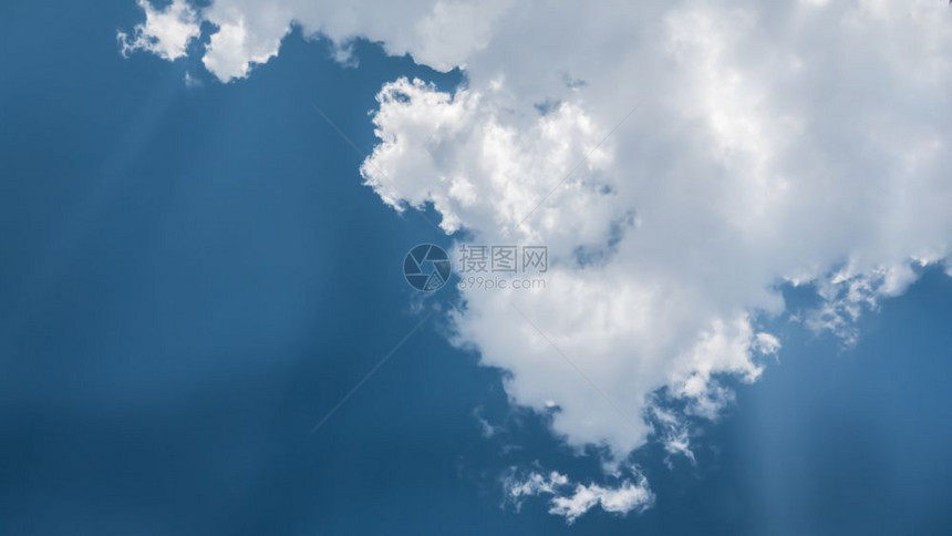 白毛云蓝天背景的白毛云图片