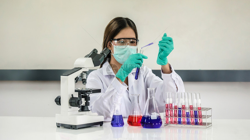 在实验室工作的亚洲科学研究员的肖像在实验室工作的科学家图片