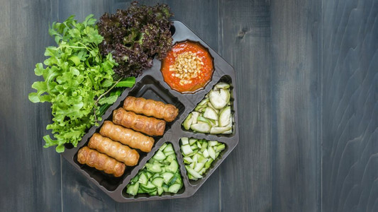 烧烤猪肉的顶层视图木本上配有辣酱和蔬菜NamNeung图片