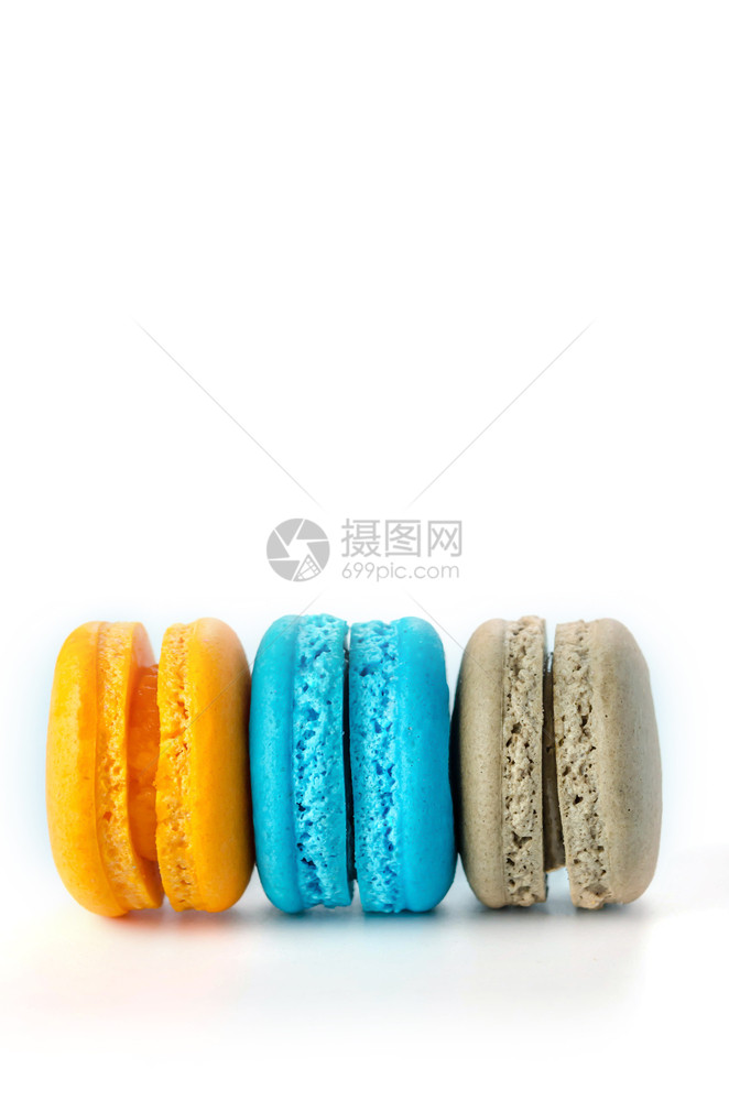 色彩多的马卡龙甜点白色背景的多彩马卡龙甜点的图片