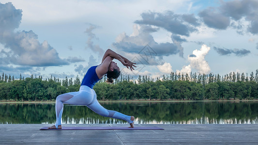 亚洲女子练习瑜伽姿势户外运动美丽的湖景放松自然练习瑜伽姿势的亚洲女人图片