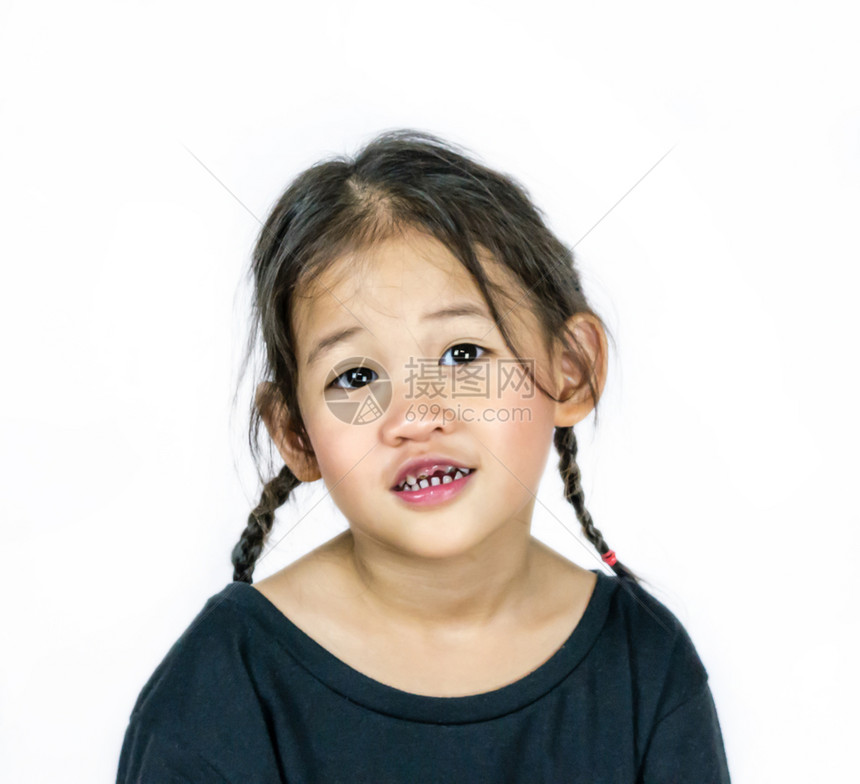 亚洲小女孩白背景亚洲小女孩的肖像图片