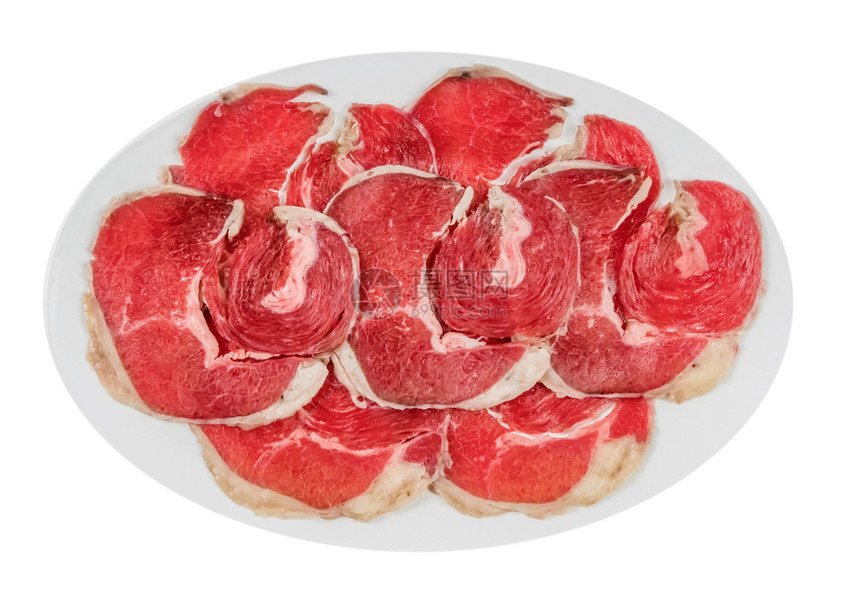 盘子上的生牛肉片白色背景的盘子上一些生牛肉片的顶端视图图片
