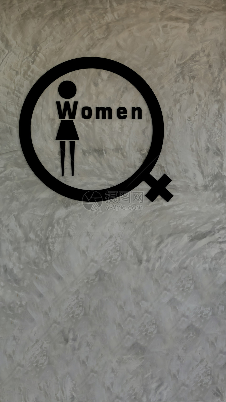 灰水泥墙背景上的黑色厕所标志图片