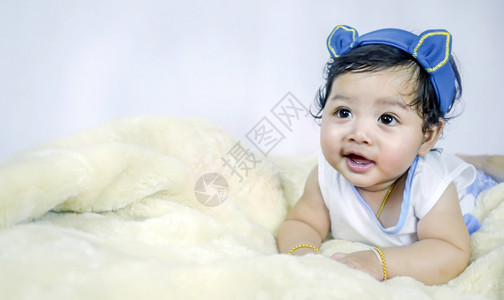 亚洲微笑的女婴亚洲微笑的女婴爬上卧室图片