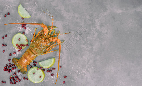 海鲜龙虾水泥底面加柠檬和石榴的蒸龙虾最佳景象图片