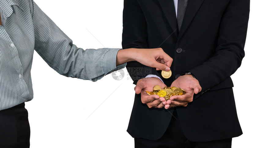 一只女手把硬币放进一个安全生意人手里图片