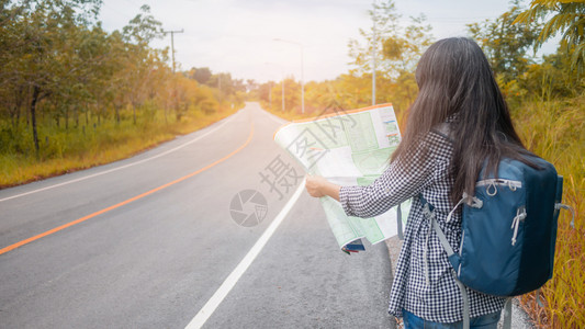 时髦的亚洲女背包客新潮亚洲女背包客旅行路线图背景图片