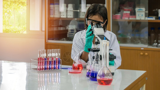 亚洲小科学家亚洲小科学家在实验室里通过显微镜观察图片