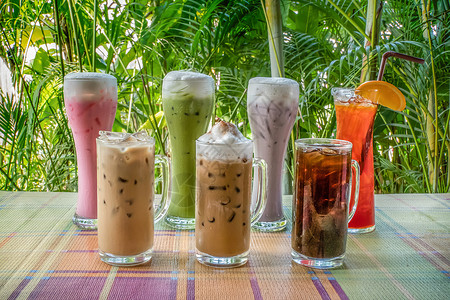 冰牛奶茶叶和咖啡组合有自然背景的桌子上冰牛奶茶叶和咖啡组合图片