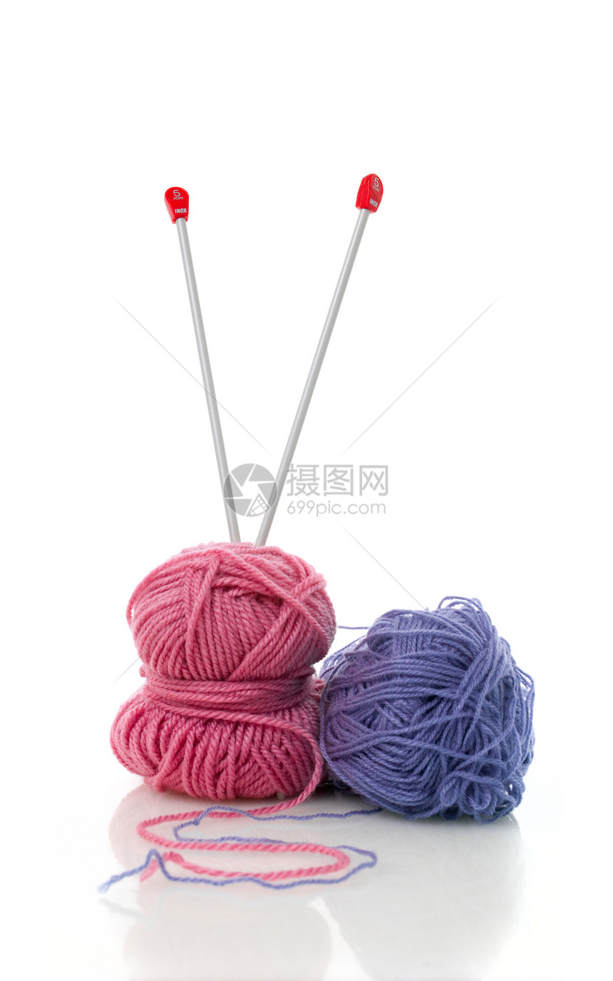 蓝色和粉编织的羊毛或有银丝针的毛线图片