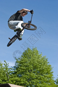 Bmx自行车特技在溜冰场图片