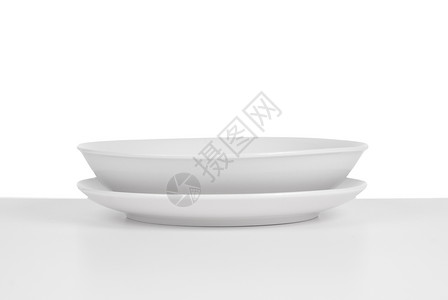 白色背景的空陶瓷汤盘背景图片