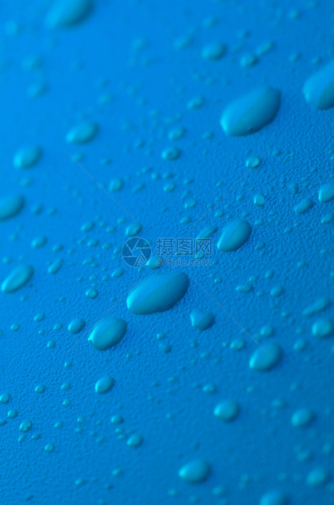蓝色背景的水滴图片