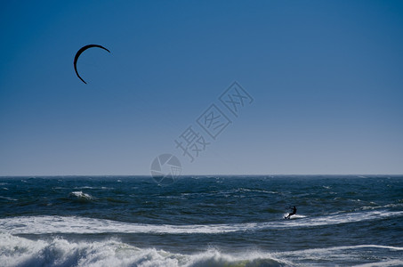 风筝冲浪者在海上的轮廓图片