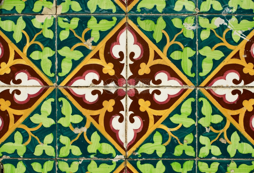 多彩的西班牙风格瓷砖壁装饰图片
