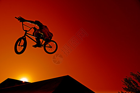 日落时骑马在天上跳伞图片